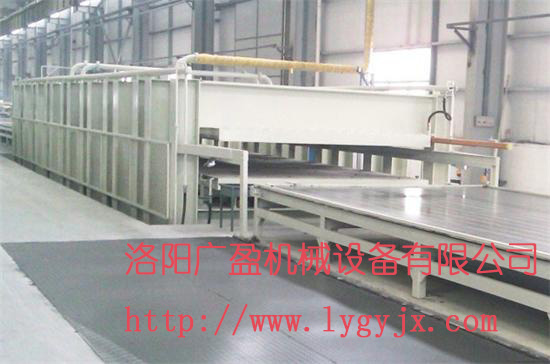 冷藏車(chē)廂板熱壓機(jī).jpg